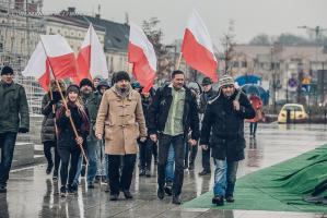 Milicja i ZOMO pałowały manifestantów. Rekonstrukcja historyczna na pl. Kościuszki